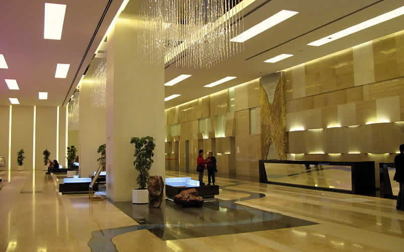 L’Hotel Nina et Convention Center lobby